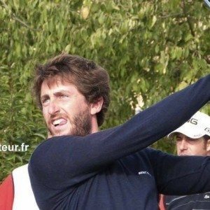 Édouard España en net progrès et en tête du tournoi